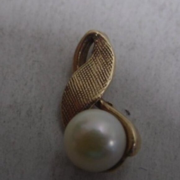 Classic 14 K yellow gold handmadepearl pendant